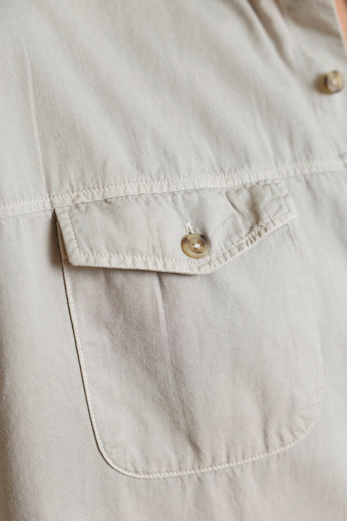 Camisa Costura Horizontal Beige Arena Doble Bolsillo Pecho