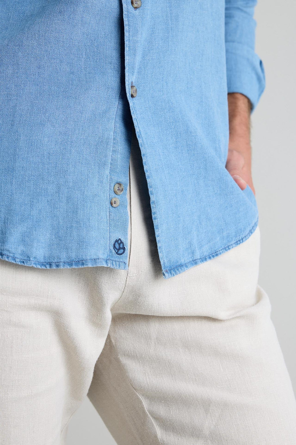 Camisa Vaquera Azul Denim Desgastado Lino y Botones de Cuerno