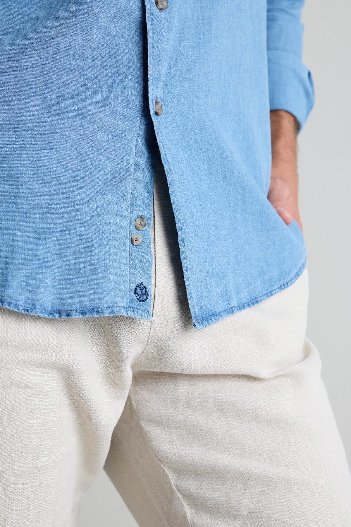 Camisa Vaquera Azul Denim Desgastado Lino y Botones de Cuerno