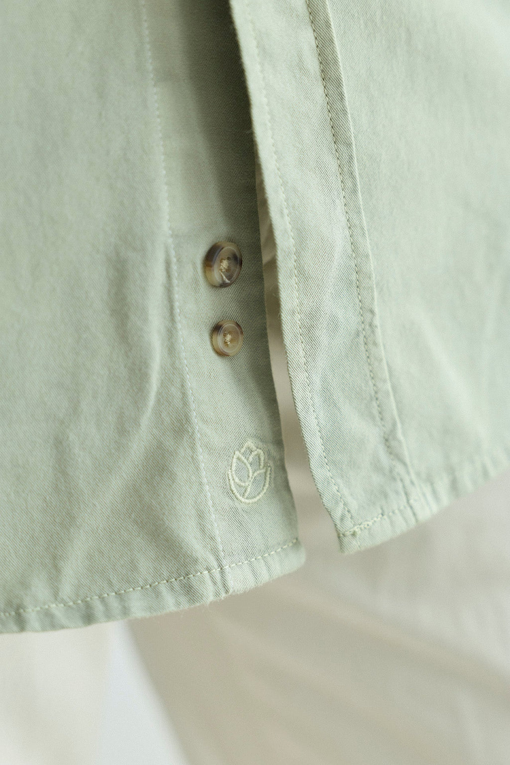 Camisa Algodón 2 Bolsillos Pecho Verde Laurel Costura Vertical