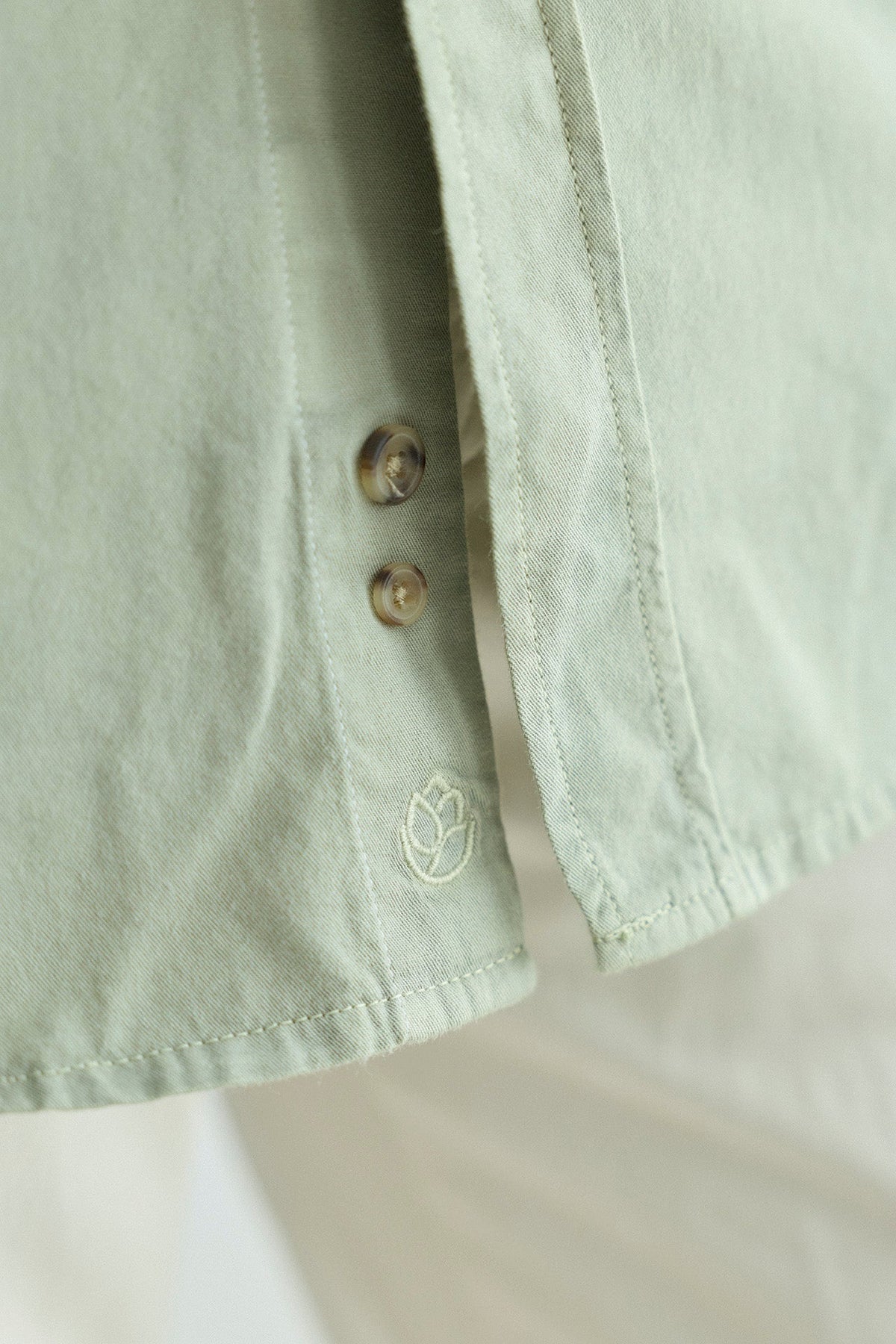 Camisa Algodón 2 Bolsillos Pecho Verde Laurel Costura Vertical