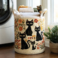 Cesto acolchado con gatos entre flores